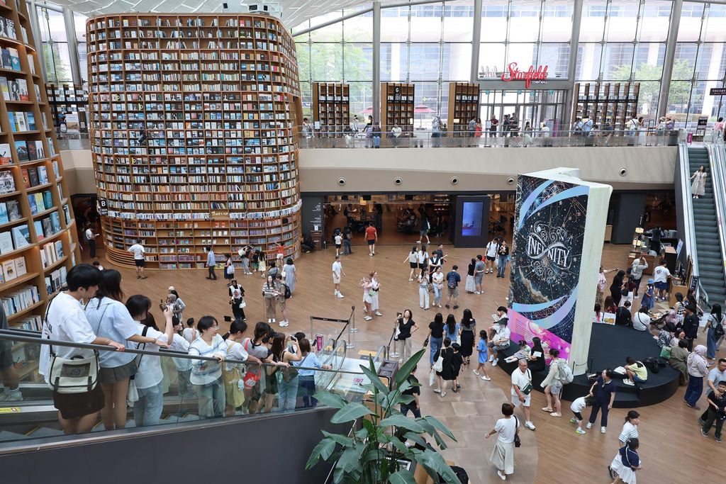 8 điểm đến trong nhà giúp “trốn nắng” ở Seoul Thư viện Starfield tại Trung tâm thương mại Coex ở Seoul. Ảnh: Yonghap