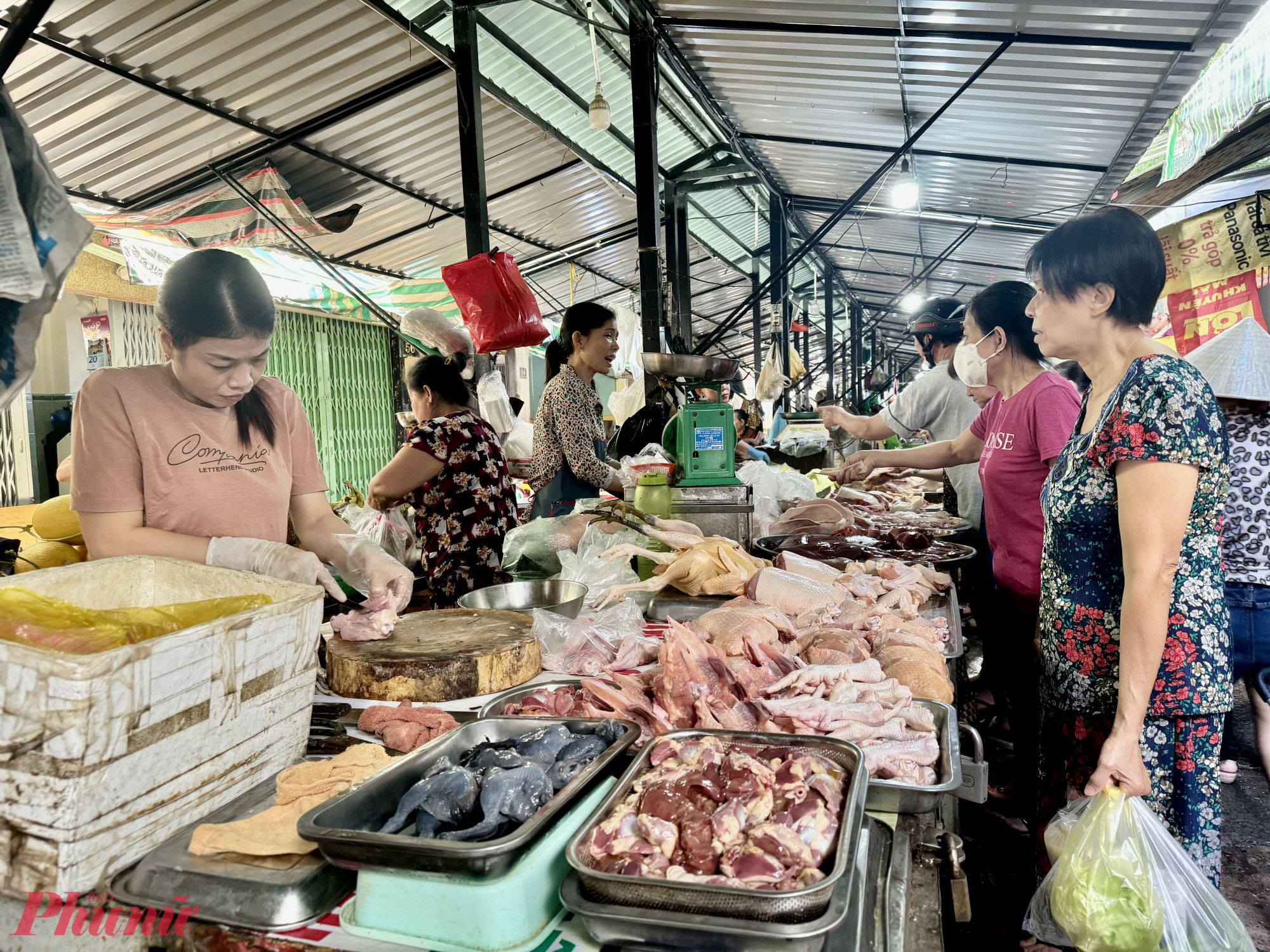 Không phải người dân nào cũng có điều kiện vào siêu thị, trung tâm thương mại nên việc giữ lại chợ truyền thống và phát triển nó một cách bài bản rất quan trọng - Ảnh: Thanh Hoa
