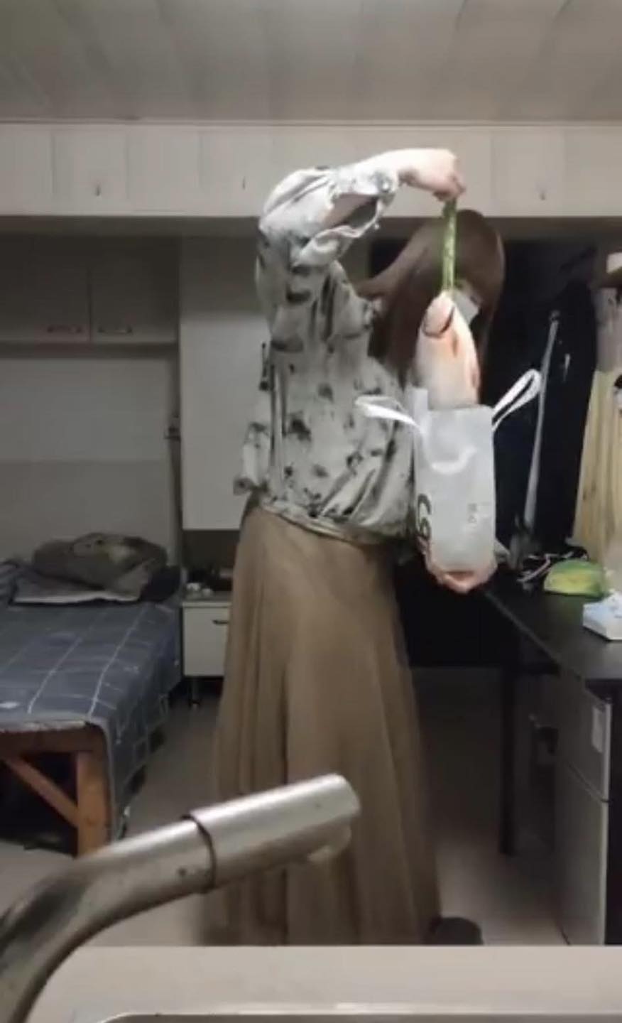 Những người đàn ông đến với Hồng Tỷ không phải vì cô đơn mà vì để thỏa mãn nhu cầu tình dục với chi phí rất thấp, đôi khi chỉ là 1 con cá