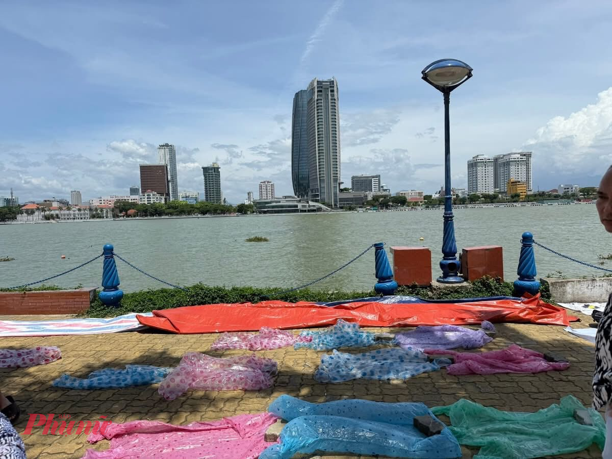 Hành dộng này khiến người đi đường rất tò mò