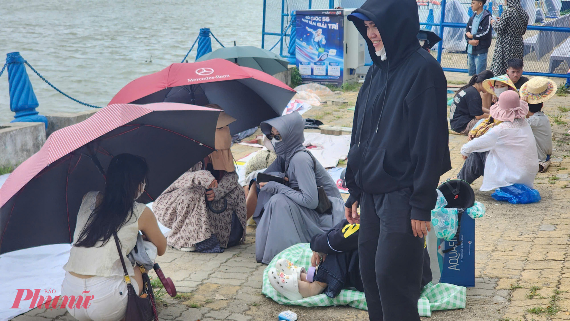 Theo tìm hiểu, đây là những người buôn bán đang xí chỗ vỉa hè để bán hàng cho khách ngồi xem trận chung kết Lễ hội pháo hoa quốc tế Đà Nẵng 2025 (DIFF 2025) vào tối nay
