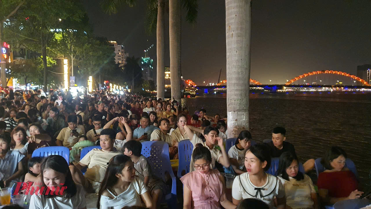 Đây là vỉa hè Trần Hưng Đạo trong một đêm thi pháo hoa. Khách muốn có chỗ ngồi phải mua nước uống, mỗi trái dừa có giá 50 ngàn đồng.
