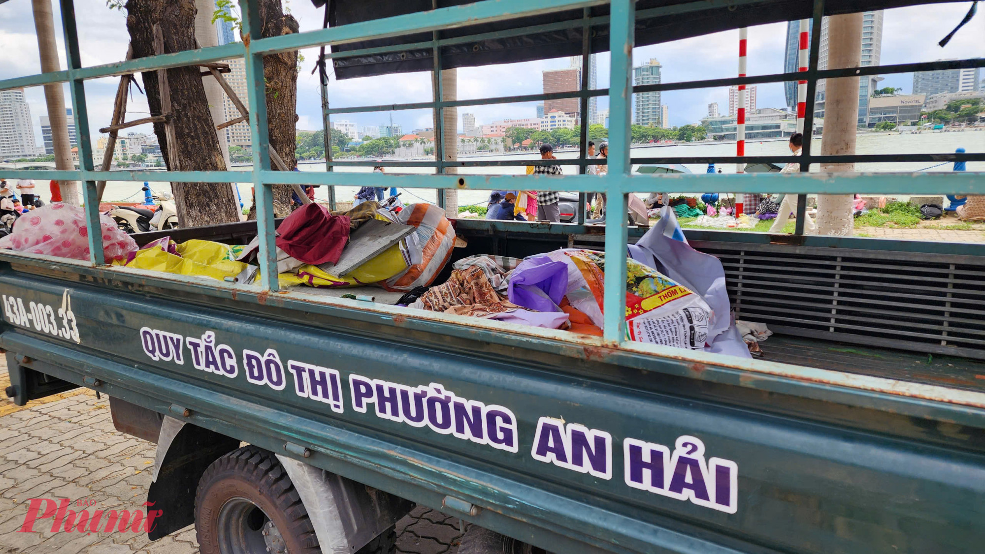 Hàng loạt bao bì, áp mưa, vật dụng linh tinh được đưa lên xe thu gom