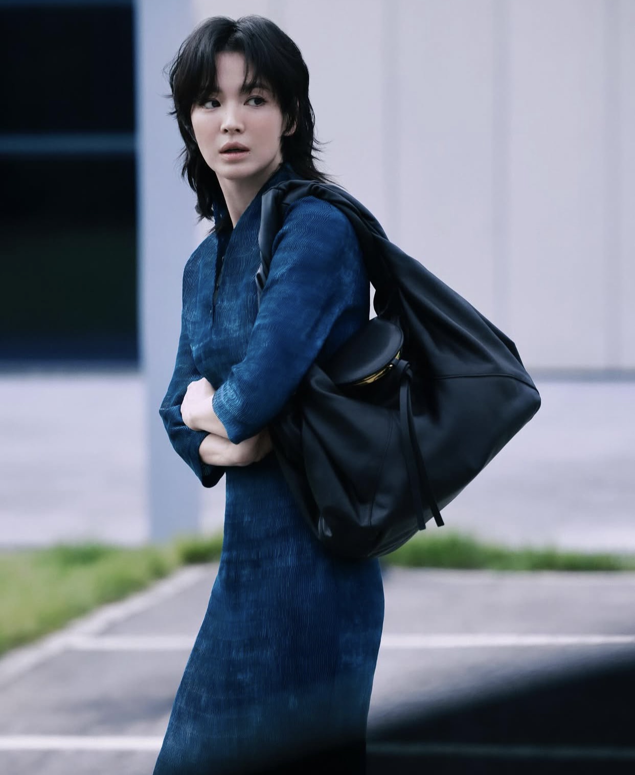 Lần xuất hiện này của Song Hye Kyo là Song Hye Kyo xuất hiện đầy cuốn hút trong bộ ảnh quảng bá mới nhất cho nhà mốt Fendi – thương hiệu thời trang cao cấp đến từ Ý. Được biết, nữ diễn viên hiện đang giữ vai trò đại sứ thương hiệu toàn cầu của Fendi, đồng hành cùng nhiều chiến dịch thời trang quan trọng trong thời gian qua.