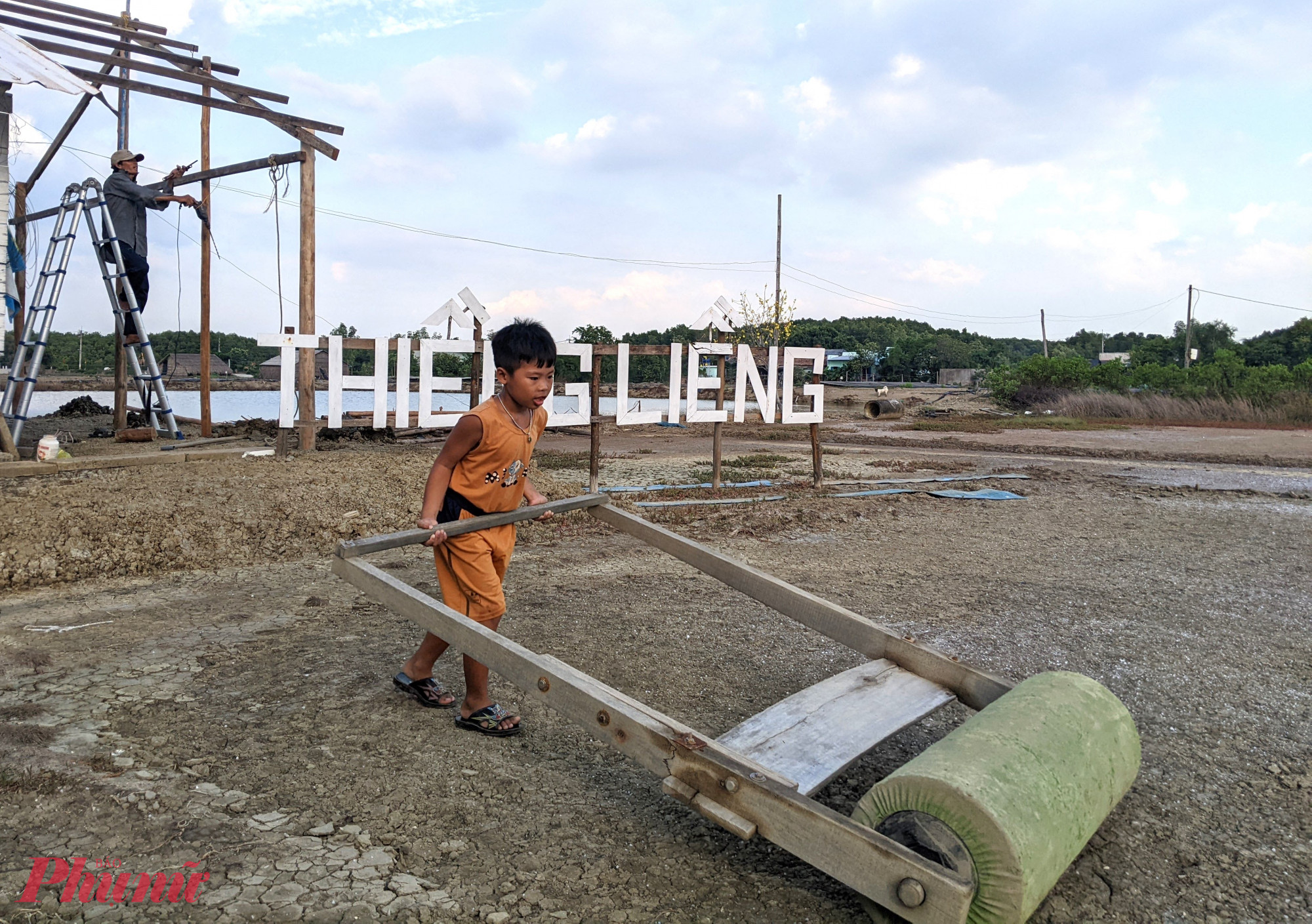 Thiềng Liềng - đến một lần, thân quen cả ấp Mùa mưa, dụng cụ lao động thành đồ chơi của trẻ nhỏ