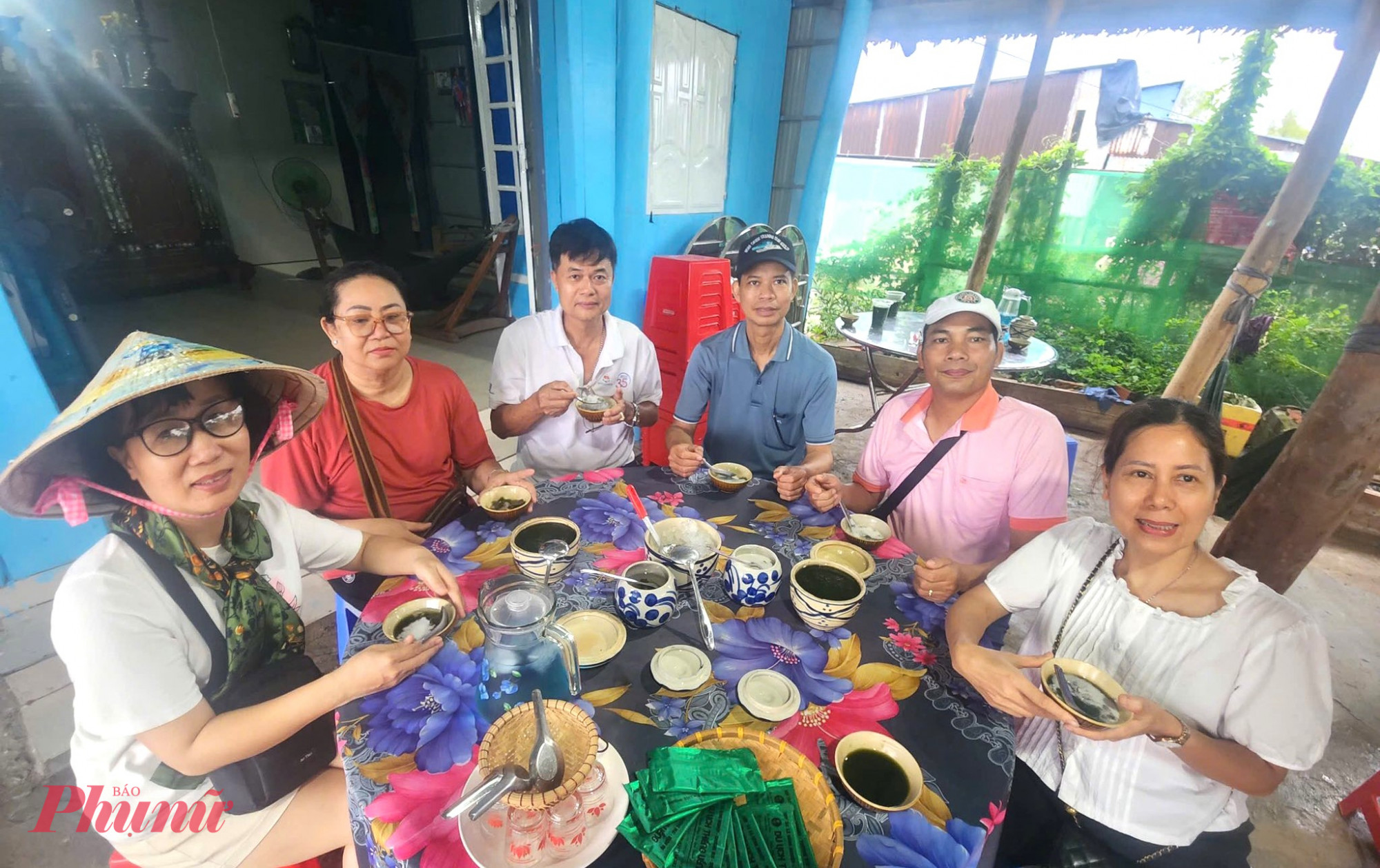 Thiềng Liềng - đến một lần, thân quen cả ấp Bữa phụ đãi du khách của người Thiềng Liềng. Ảnh: Bạch Tuyết