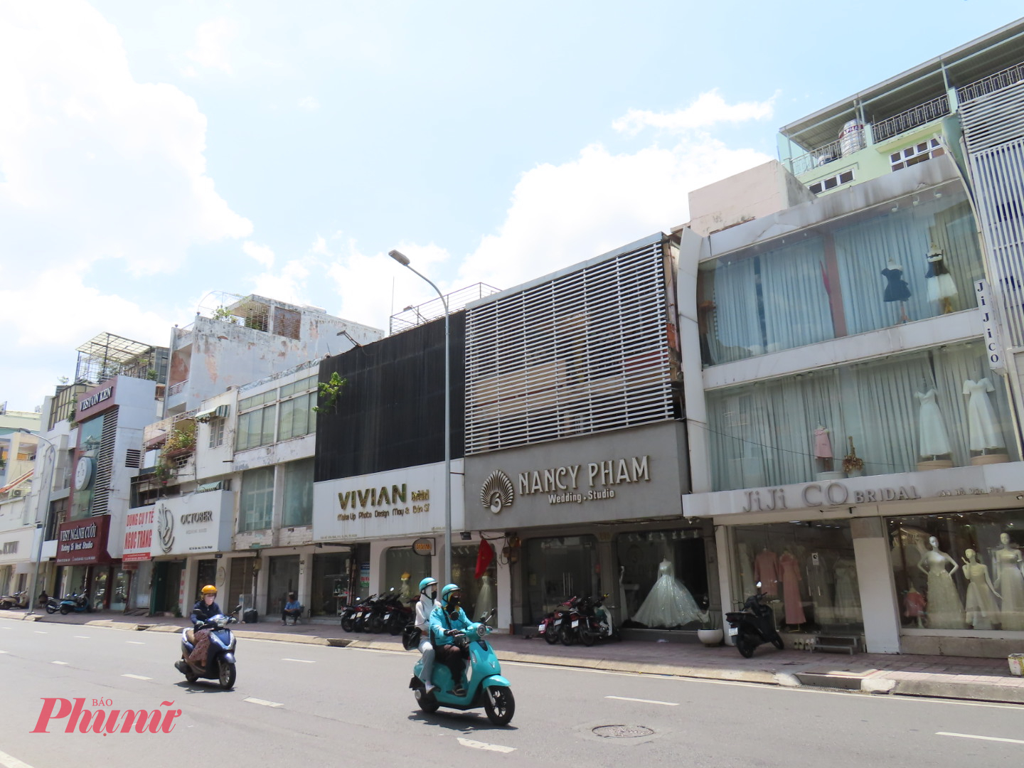 Phường Đức Nhuận: Nơi ôm trọn những địa điểm “bình yên” Đường Hồ Văn Huê thuộc phường Đức Nhuận được mệnh danh là con đường áo cưới. Ảnh:H.Nhu