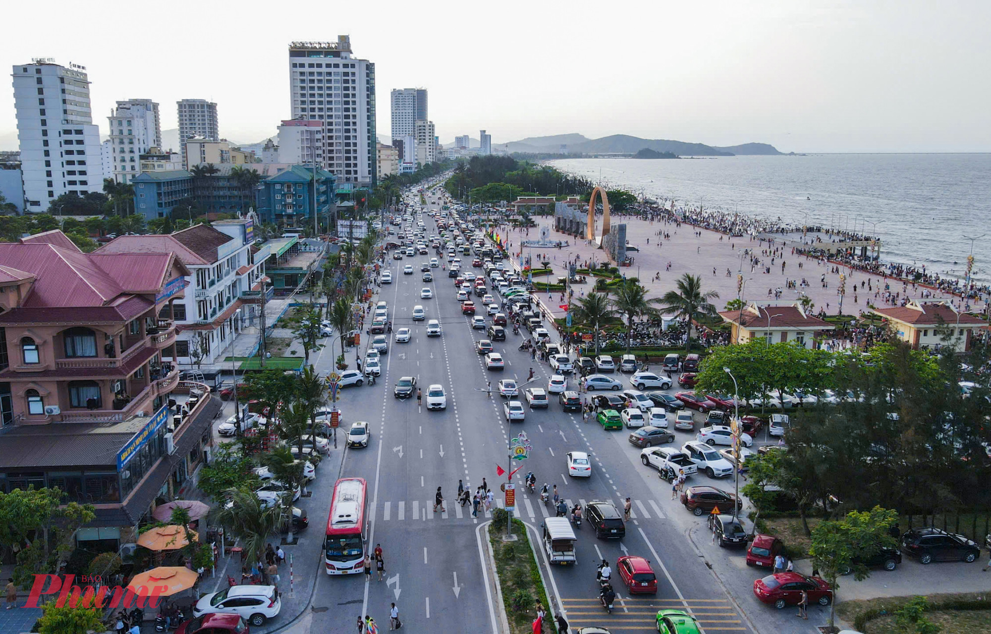 Hàng trăm xe điện du lịch nhập về nằm bãi vì không có đường chạy Đường Bình Minh chạy song song với bãi biển Cửa Lò được du khách lựa chọn đi dạo, ngắm cảnh bằng xe điện du lịch - Ảnh: Phan Ngọc