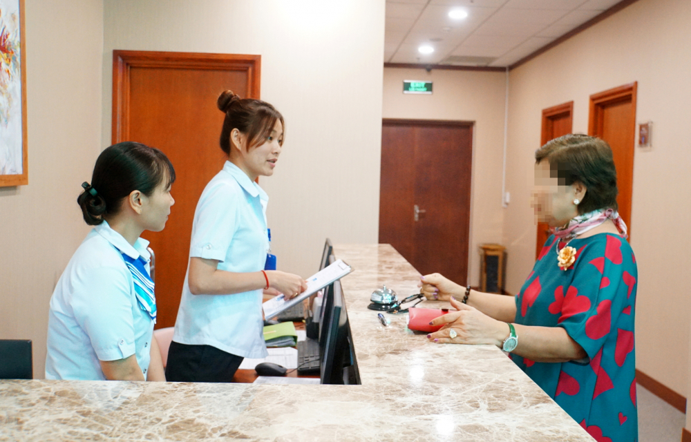 Tiềm năng lớn nhưng chưa thể phát triển Nhân viên Trung tâm Kiểm tra sức khỏe Chợ Rẫy Việt Nhật (HECI), thuộc Bệnh viện Chợ Rẫy đang tư vấn về dịch vụ y tế cho khách hàng - ẢNH: PHẠM AN