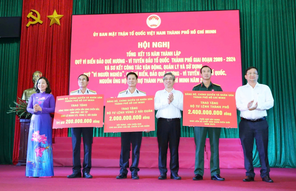 Góp phần làm nên thế trận lòng dân nơi biên cương, hải đảo Lãnh đạo Ủy ban MTTQ Việt Nam TPHCM trao bảng tượng trưng các công trình hỗ trợ tuyến đầu