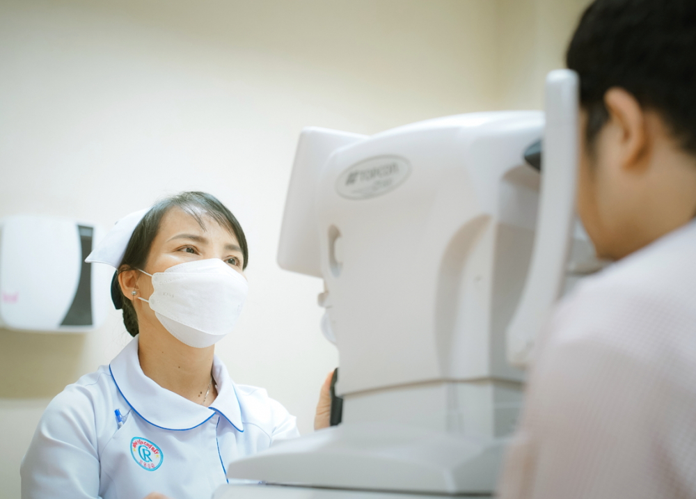 Tiềm năng lớn nhưng chưa thể phát triển Nhân viên y tế của Trung tâm Kiểm tra sức khỏe Chợ Rẫy Việt Nhật (HECI) thuộc Bệnh viện Chợ Rẫy khám bệnh cho khách nước ngoài - Ảnh do Bệnh viện Chợ Rẫy cung cấp