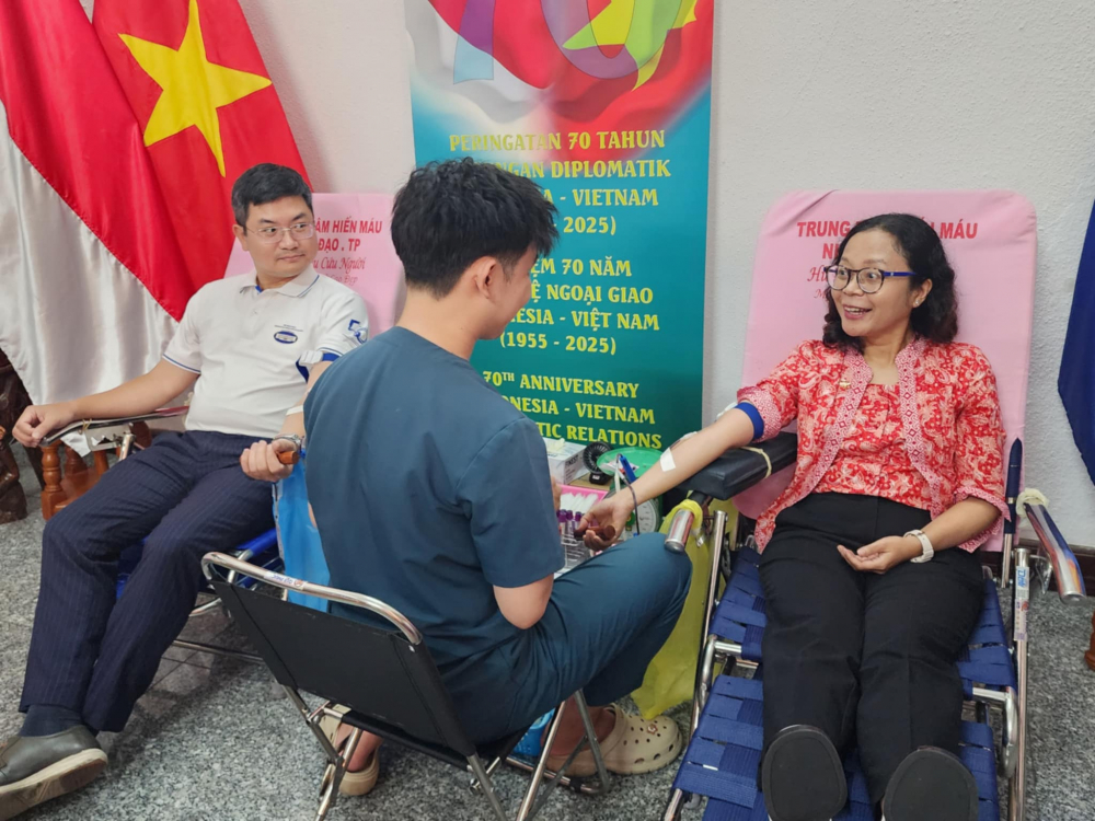 Bà Soneta Asmara – Quyền Tổng lãnh sự Indonesia tại TPHCM – tiết lộ đây là lần đầu tiên bà tham gia hiến máu. Qua sự kiện, bà cảm thấy rất vui và tự hào vì đã có thể đóng góp một phần nào đó cho người dân Việt Nam, đặc biệt là trong dịp kỷ niệm 70 năm mối quan hệ ngoại giao hai nước - nâng cấp lên Quan hệ đối tác chiến lược toàn diện
