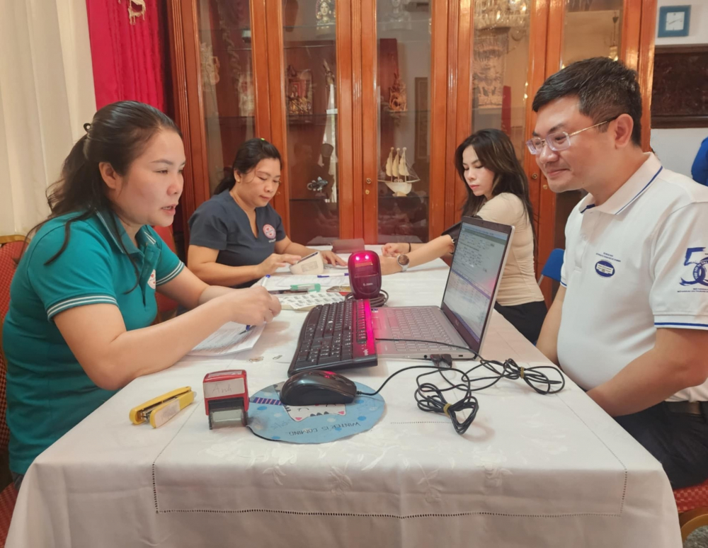 Ông Trần Xuân Thủy - Phó Giám đốc Sở Ngoại vụ TPHCM - tham gia quá trình sàng lọc thông tin cá nhân trước khi hiến máu