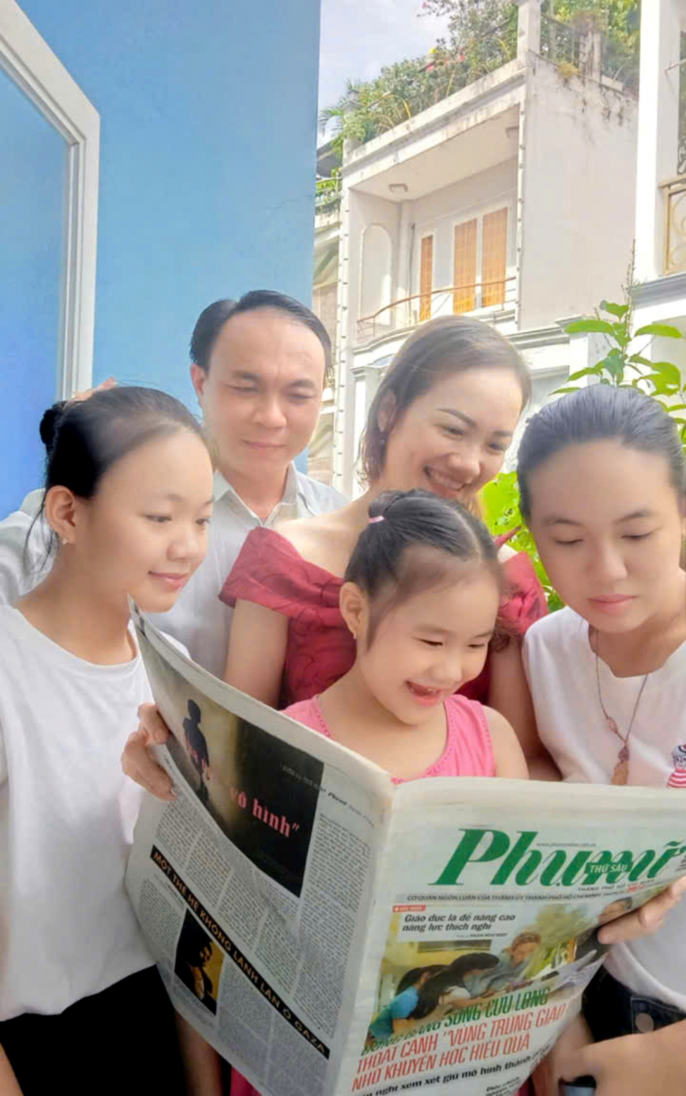 Niềm vui của gia đình chị Mỹ Hạnh khi có bài viết  được đăng báo Phụ nữ TPHCM - Ảnh do nhân vật cung cấp 