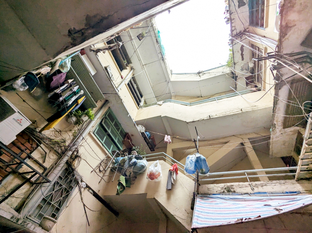 Sớm xóa bẫy tử thần ở những chung cư “chuồng cọp” Hệ thống dây điện chằng chịt treo lơ lửng trong chung cư 137 Lý Thường Kiệt
