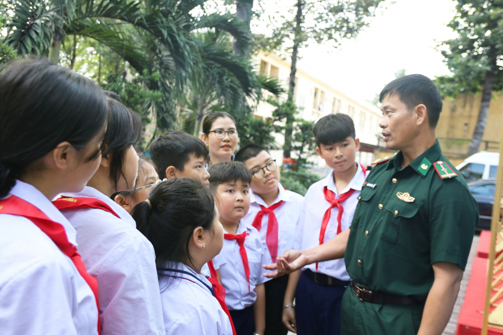 Góp phần làm nên thế trận lòng dân nơi biên cương, hải đảo “Thầy giáo mang quân hàm xanh” Trần Bình Phục kể về lớp học tình thương trên đảo Hòn Chuối với các em học sinh TPHCM