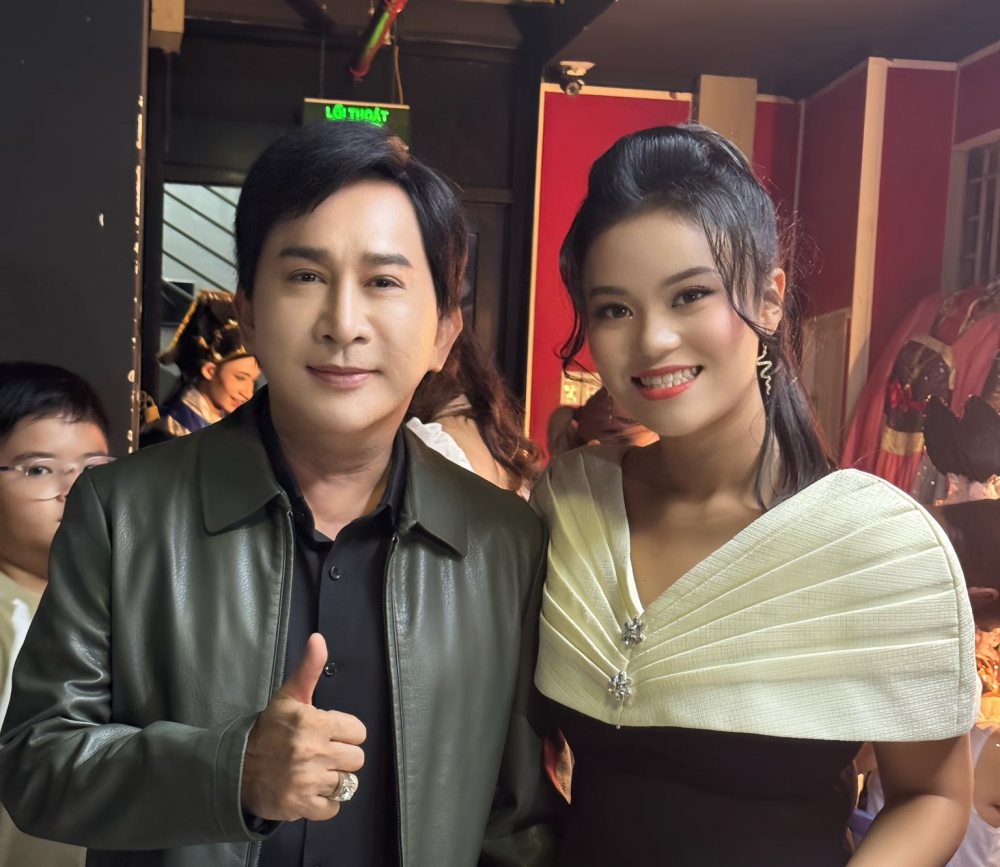 NSƯT Kim Tử Long chúc mừng đạo diễn trẻ Quỳnh Anh hoàn thành báo cáo tốt nghiệp vở San Hậu - Ảnh: 