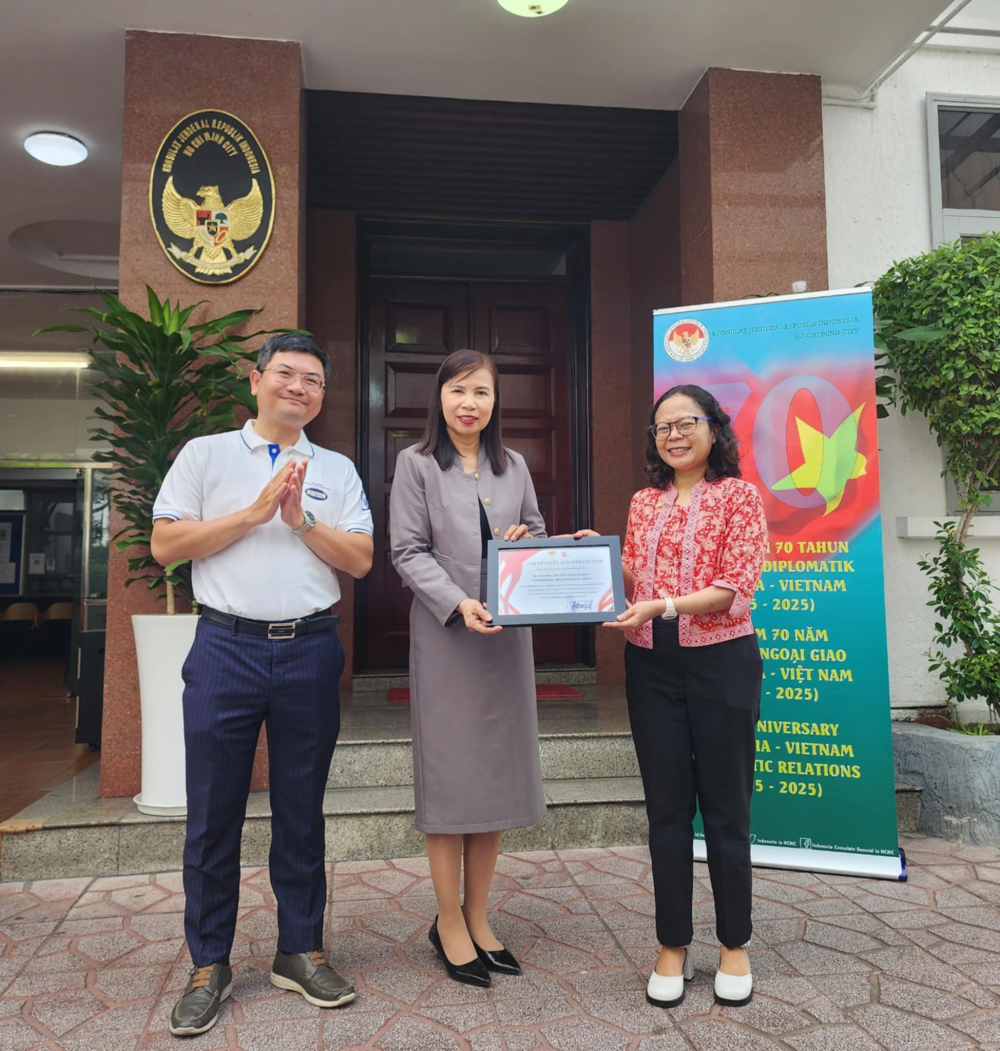 Bà Trần Thị Thắm - Giám đốc Trung tâm hiến máu nhân đạo TPHCM - gửi bảng chứng nhận và lời cảm ơn đến Tổng lãnh sự quán Indonesia tại TPHCM vì đã đồng hành cùng chương trình hiến máu của TPHCM suốt 15 năm qua