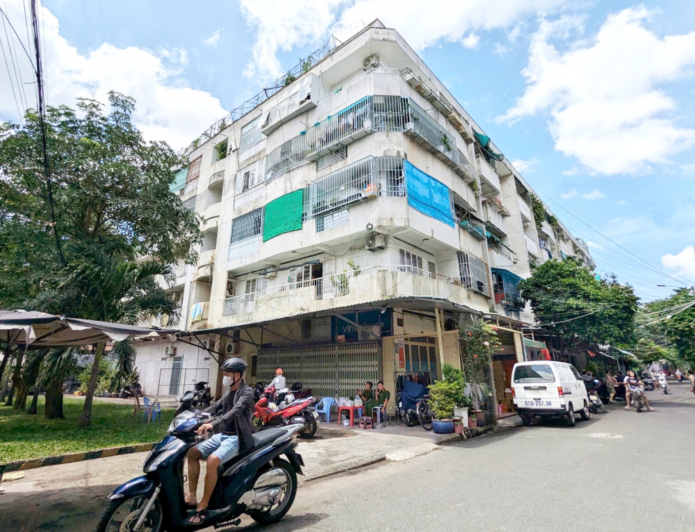 Sớm xóa bẫy tử thần ở những chung cư “chuồng cọp” Nhiều hộ ở cư xá Độc Lập (phường Phú Thọ Hòa) cơi nới ban công thành “chuồng cọp” kín mít, khiến lối thoát hiểm gần như bị bịt kín