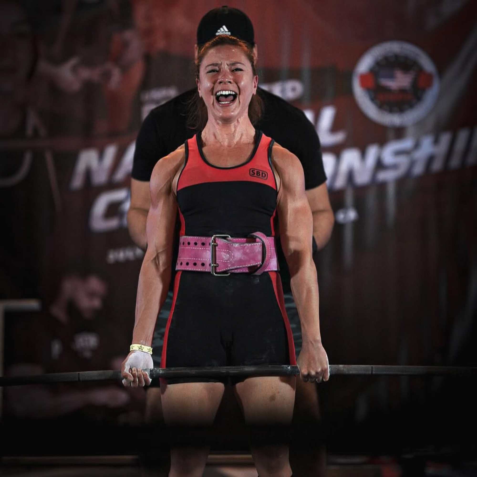 Daniella lập kỷ lục cá nhân với cú deadlift 180kg – gấp ba lần trọng lượng cơ thể của cô.