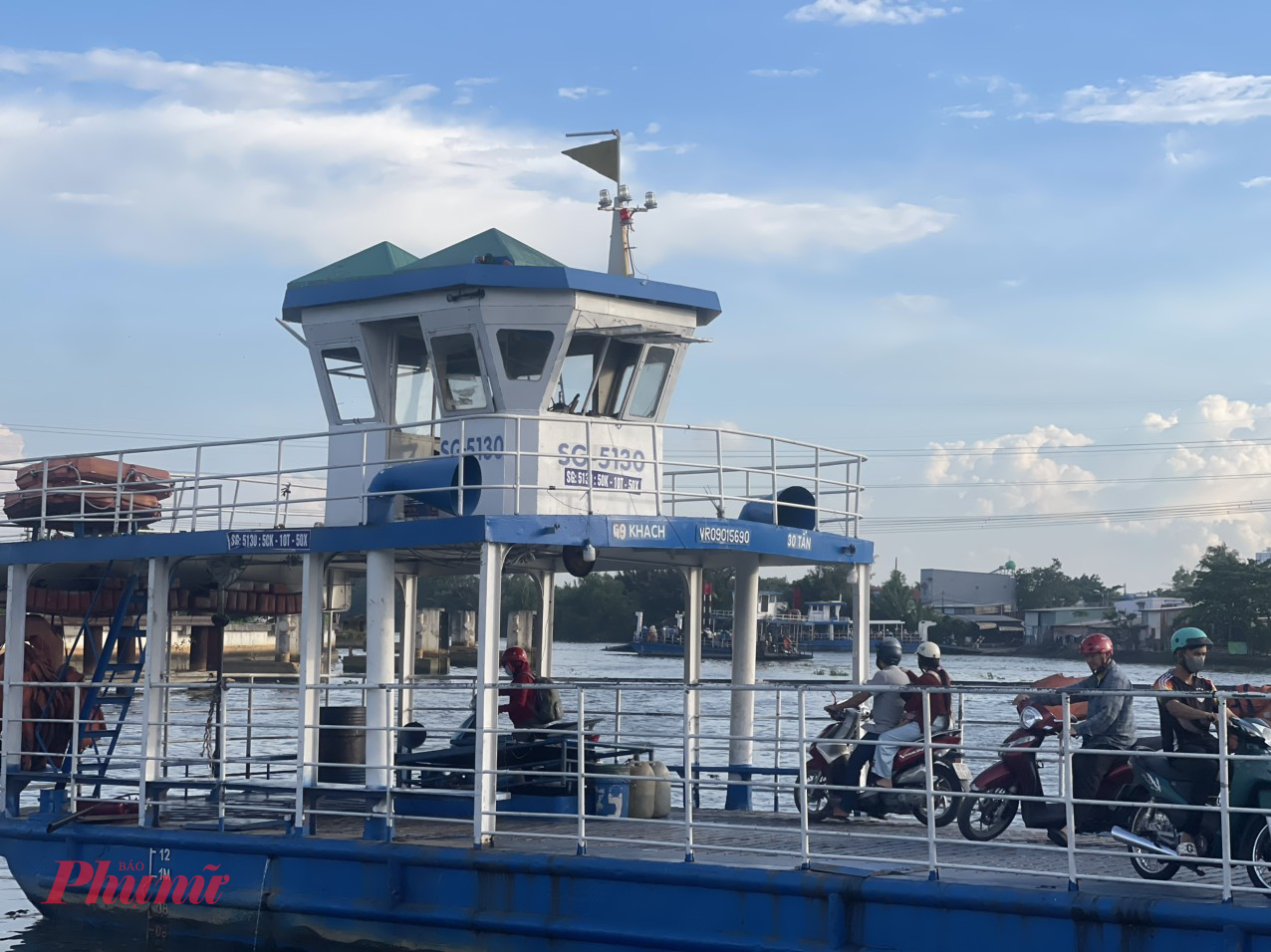 Phà Phú Định có hai bến dừng là bến Đá (di chuyển đến đường Phạm Thế Hiển) và bến Chợ (chợ Bình Điền). Giá vé phà là 1.00 đồng/người. Thời gian di chuyển từ 3-5 phút/ tùy bến - Ảnh: An Huỳnh