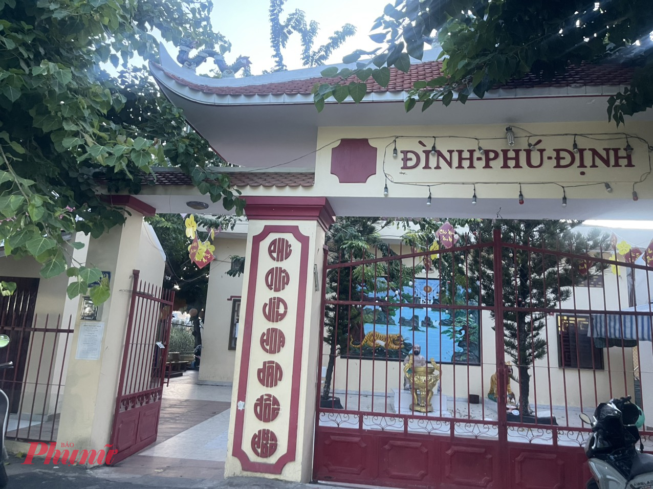 Phà Phú Định – nơi dòng kênh mang ký ức chạy dài Thuộc phường Phú Định (quận 8 mở rộng), khu vực bến phà Phú Định chẳng xa lạ gì với người dân sống lâu năm ở khu Tây Sài Gòn. Nhưng nếu bạn là một cư dân đô thị quen sống trong các toà cao tầng, một sáng về đây đứng trên bờ kênh, nghe sóng vỗ lách tách, nhìn chiếc phà lắc lư qua dòng nước và cảm nhận đời sống mộc mạc hai bên bờ, ắt sẽ thấy lòng mình dịu lại.  Phà Phú Định nối đôi bờ quận 8 và huyện Bình Chánh, có mặt từ thời Pháp thuộc và từng là huyết mạch vận chuyển hàng hóa, nhu yếu phẩm cho vùng ven. Giờ đây, phà chủ yếu chở người dân qua lại, nhưng quanh bến vẫn nhộn nhịp cảnh buôn bán, quán cóc cà phê, tiệm hớt tóc vỉa hè và những xe bánh mì nóng giòn mỗi sáng.  Đi thêm 2 km, bạn sẽ gặp Đình Phú Định, một ngôi đình cổ hơn 100 năm tuổi – nơi lưu giữ dấu ấn của làng Phú Định xưa. Đình thờ Thành hoàng và các vị tiền hiền, được công nhận di tích lịch sử cấp thành phố. Mỗi dịp lễ Kỳ yên, người dân tụ hội về đây, dâng hương và tổ chức hát bội – một nét văn hóa dân gian còn sót lại giữa lòng đô thị đang thay da đổi thịt.