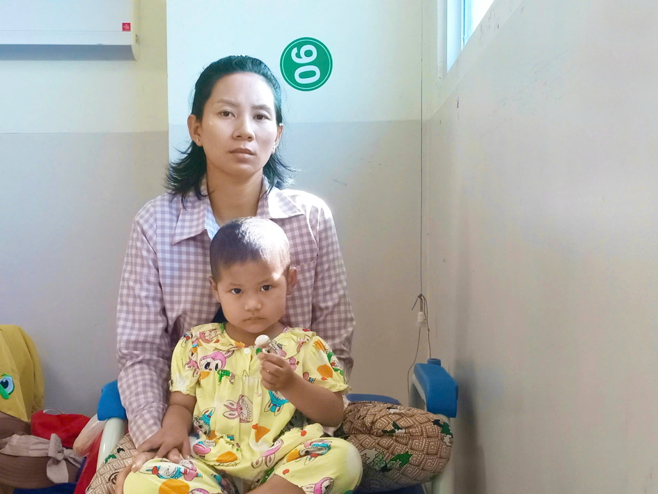 Chị Hà cùng con Nguyễn Thị Kim Duyên đang rất mong được mọi người giúp đỡ
