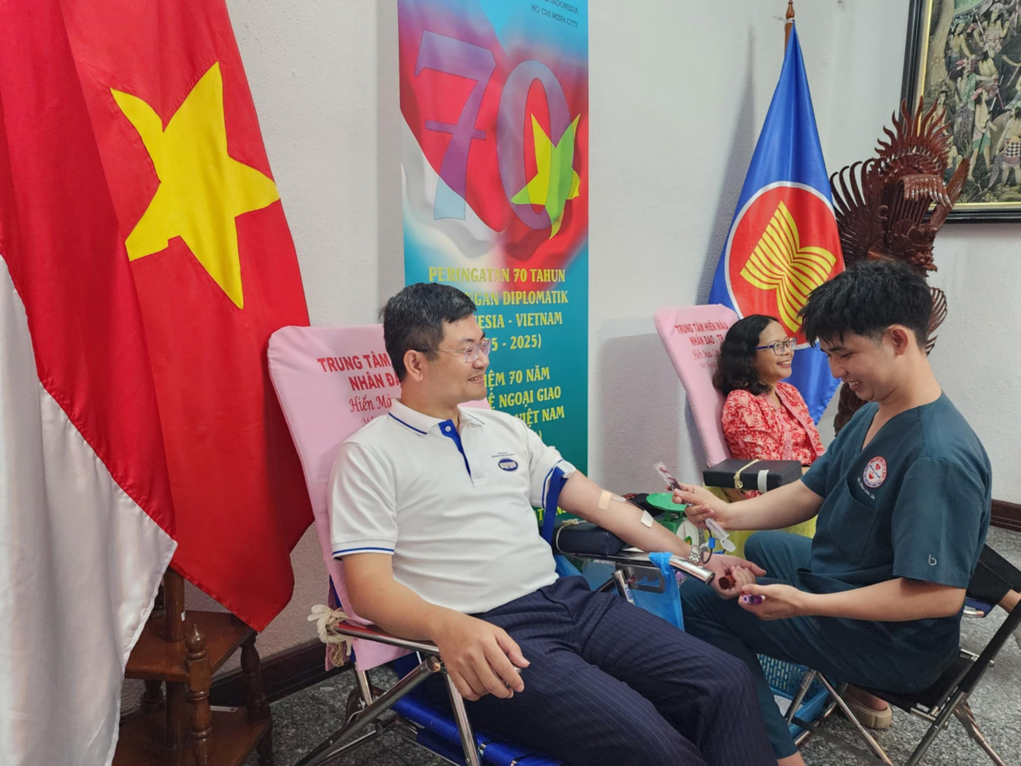 Ông Trần Xuân Thủy, Phó Giám đốc Sở Ngoại vụ TPHCM tham gia hiến máu nhân đạo tại chương trình.