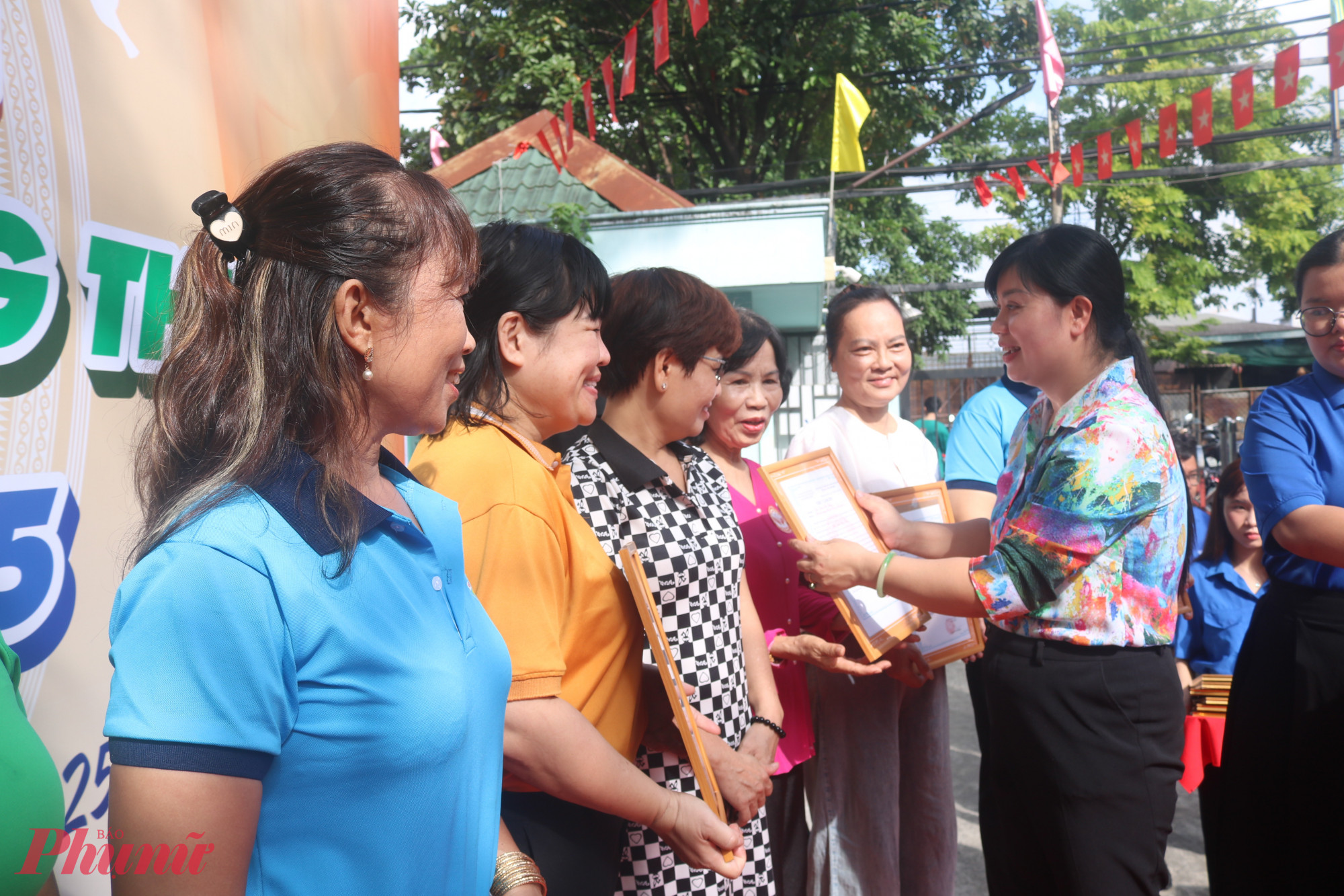 Bà Nguyễn Thị Ngoãn – Chủ tịch Uỷ ban Mặt trận Tổ quốc phường Đông Hưng Thuận, TPHCM  – trao thư cảm ơn các đơn vị, cá nhân đã đồng hành cùng chương trình “Nghĩa tình Đông Hưng Thuận” lần 1 – năm 2025.  