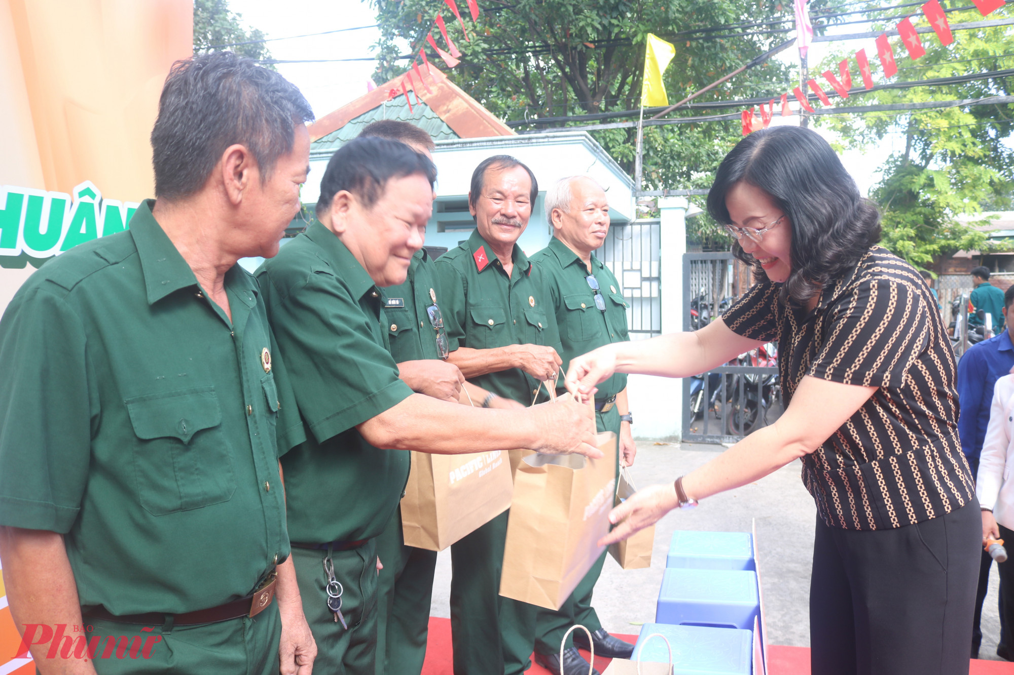 Bà Võ Thị Chính – Chủ tịch UBND phường Đông Hưng Thuận, TPHCM - hỏi thăm, trao quà tri ân các cô, chú cựu chiến binh. 