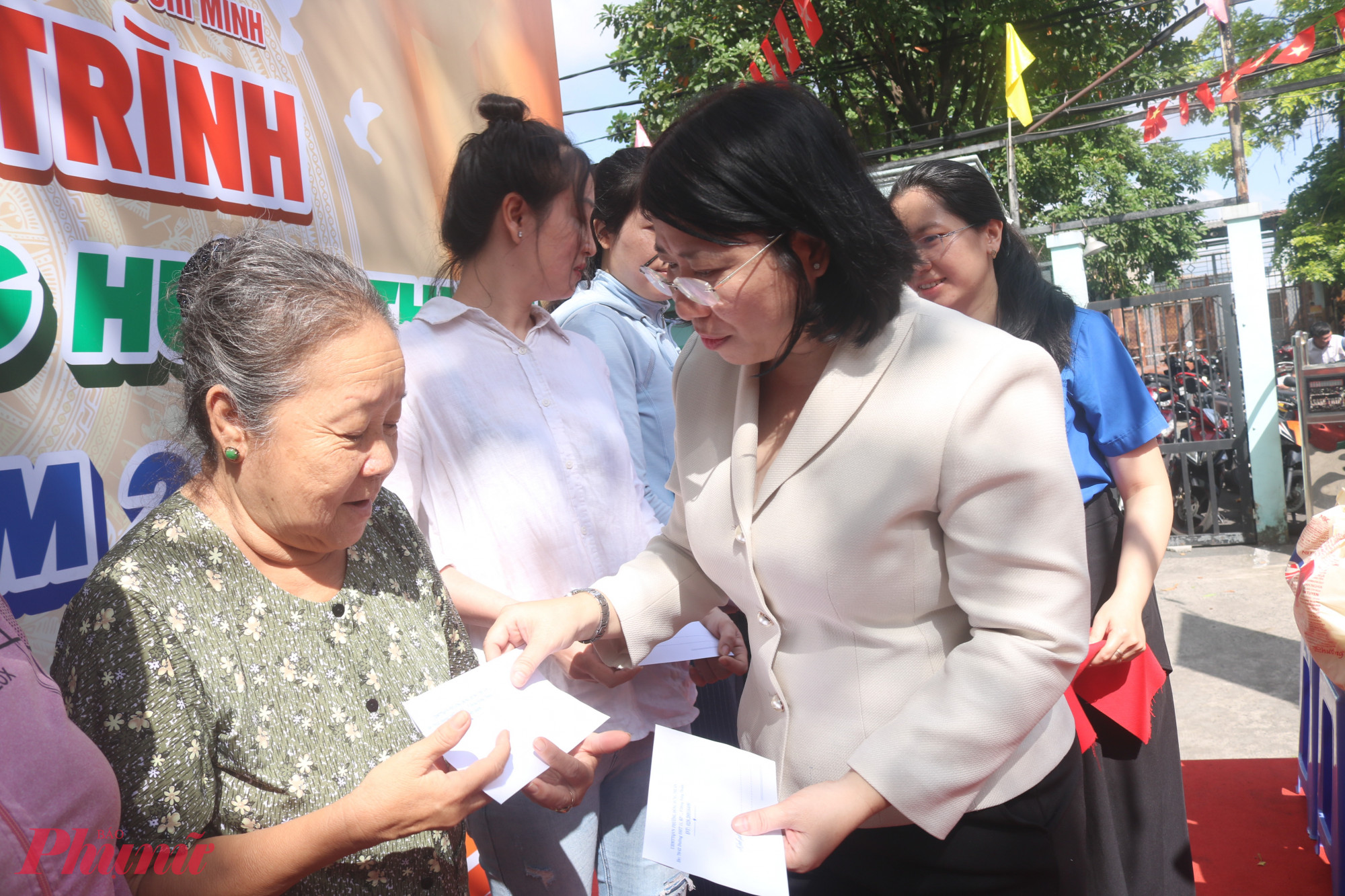 Bà Trần Thị Huyền Thanh – Bí thư Đảng uỷ, Chủ tịch Hội đồng nhân dân phường Đông Hưng Thuận, TPHCM – trao quà đến đại diện các hộ dân có hoàn cảnh khó khăn. 