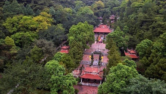 Đề thờ Nguyễn Trãi trong khu di tích dang thắng Côn Sơn. Ảnh: TTXVN
