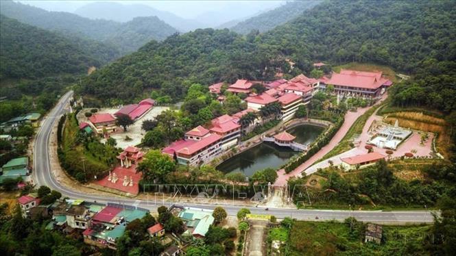 Thiền vện Trúc lâm Yên Tử là nơi vua Trần Nhân Tông chọn làm nơi tu hành. Công trình cũ đã bị phá huỷ theo thời gian, chỉ còn lại một ít dấu tích. Công trình mới được xây dựng lại từ năm 2002 Ảnh : TTXVN
