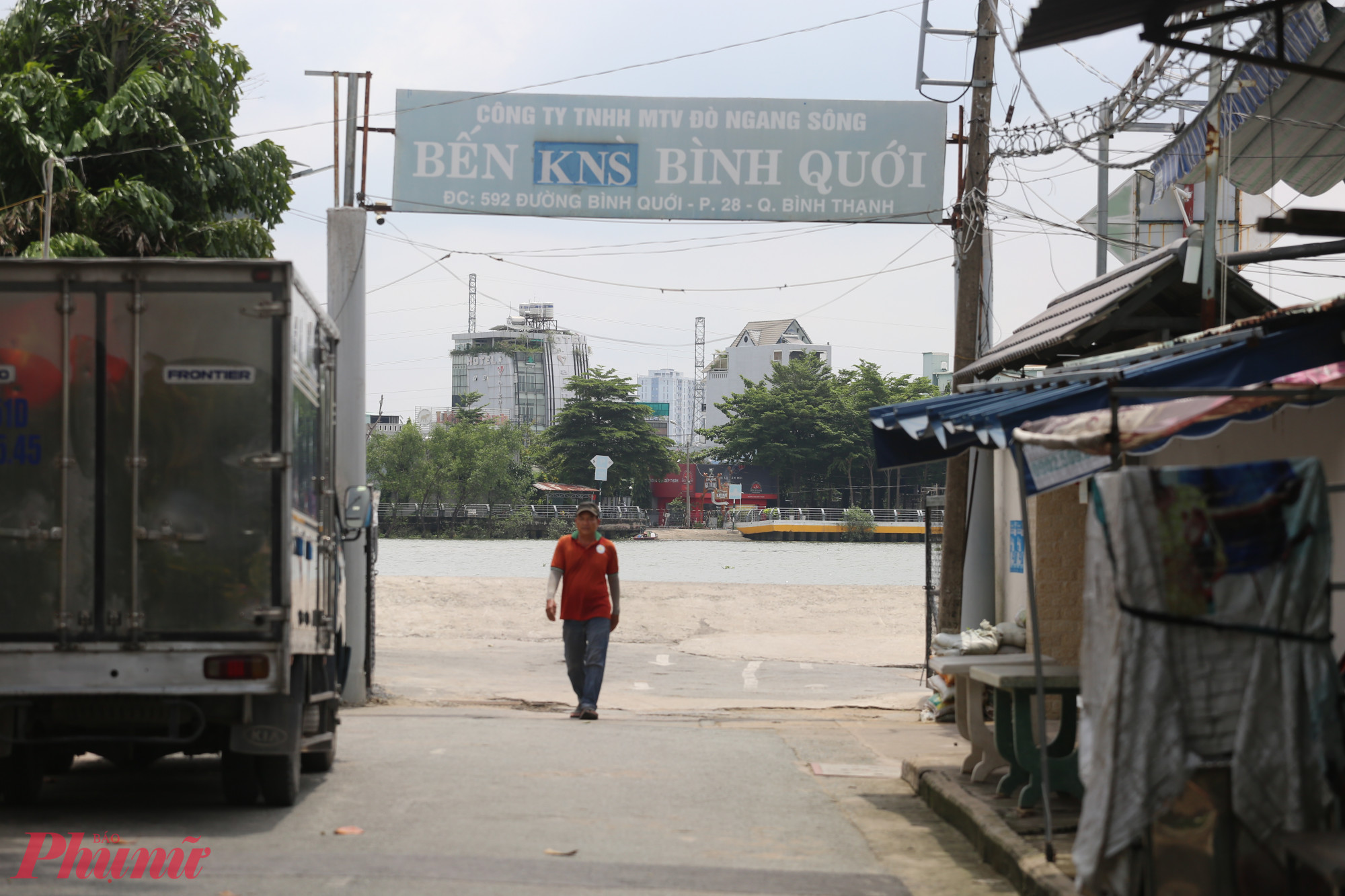 Bến phà Bình Quới dừng hoạt động từ tháng 7-2024, khiến người dân phải đi đường vòng, vừa tốn thời gian, vừa tăng chi phí. Nhiều người mong phà sớm hoạt động trở lại.