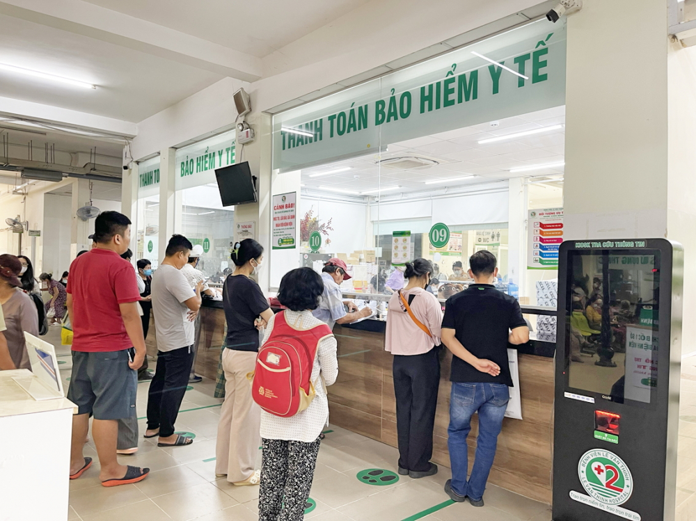 Người bệnh “khỏe” hơn nhờ chính sách bảo hiểm y tế mới Bệnh nhân thanh toán viện phí tại quầy dành cho người có bảo hiểm y tế tại khu khám bệnh, Bệnh viện Lê Văn Thịnh ngày 8/7