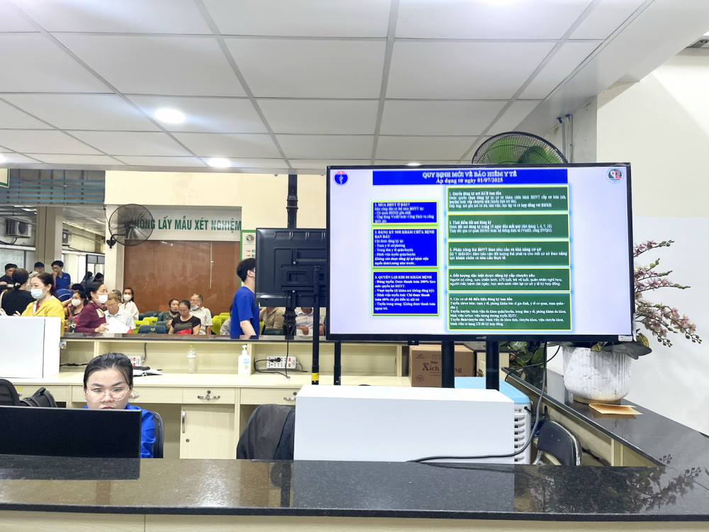 Người bệnh “khỏe” hơn nhờ chính sách bảo hiểm y tế mới Các quy định mới về bảo hiểm y tế được Bệnh viện Lê Văn Thịnh chiếu trên các màn hình tại những khu vực sảnh tiếp nhận bệnh