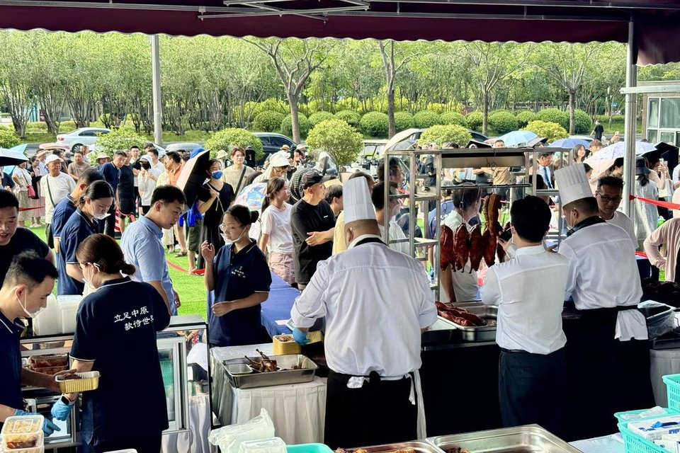 Hàng người xếp hàng mua vịt quay và thịt quay tại quầy hàng thực phẩm của Khách sạn Quốc tế Zhengzhou Noble