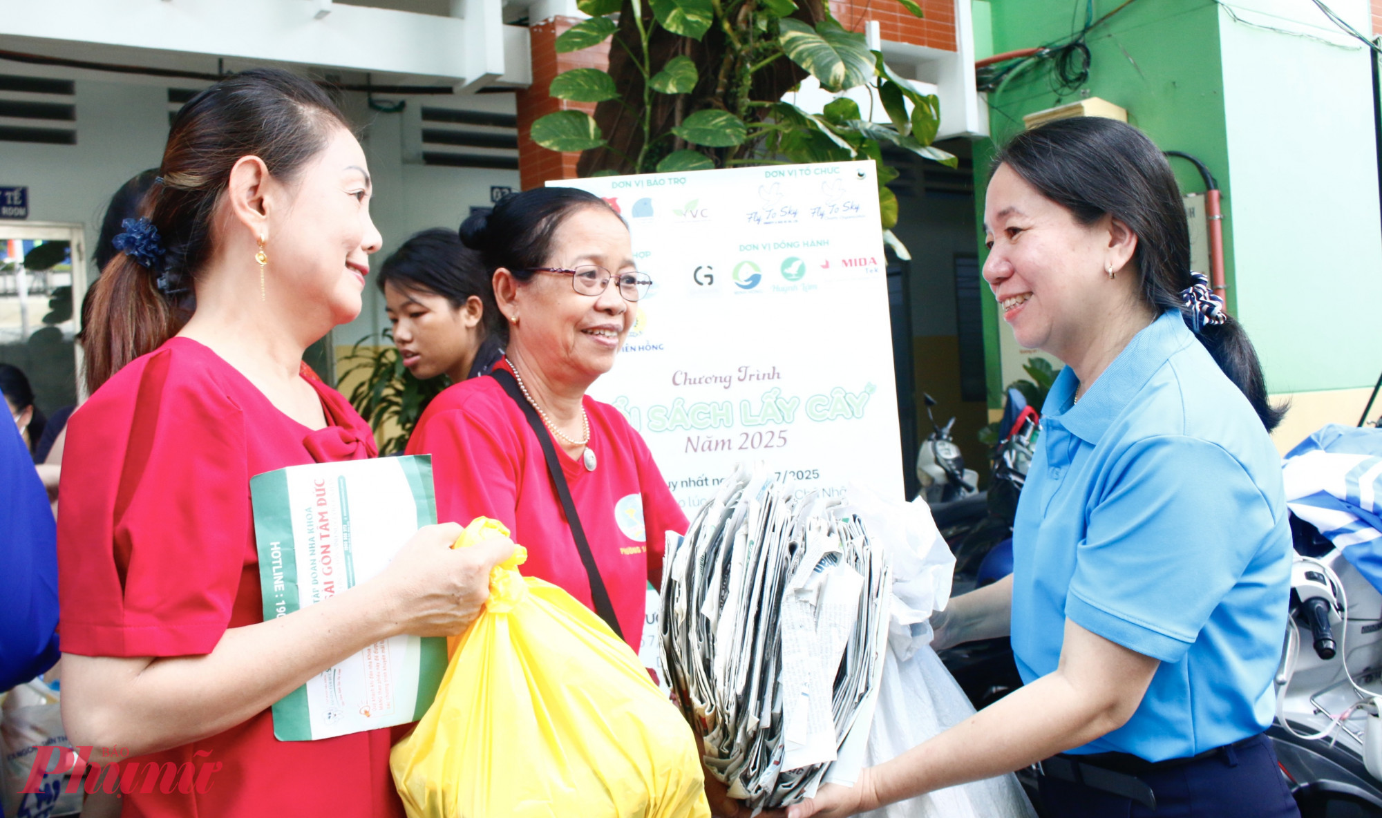 Cán bộ, hội viên phụ nữ  phường Diên Hồng tham gia hoạt động đổi rác nhận quà tại chương trình