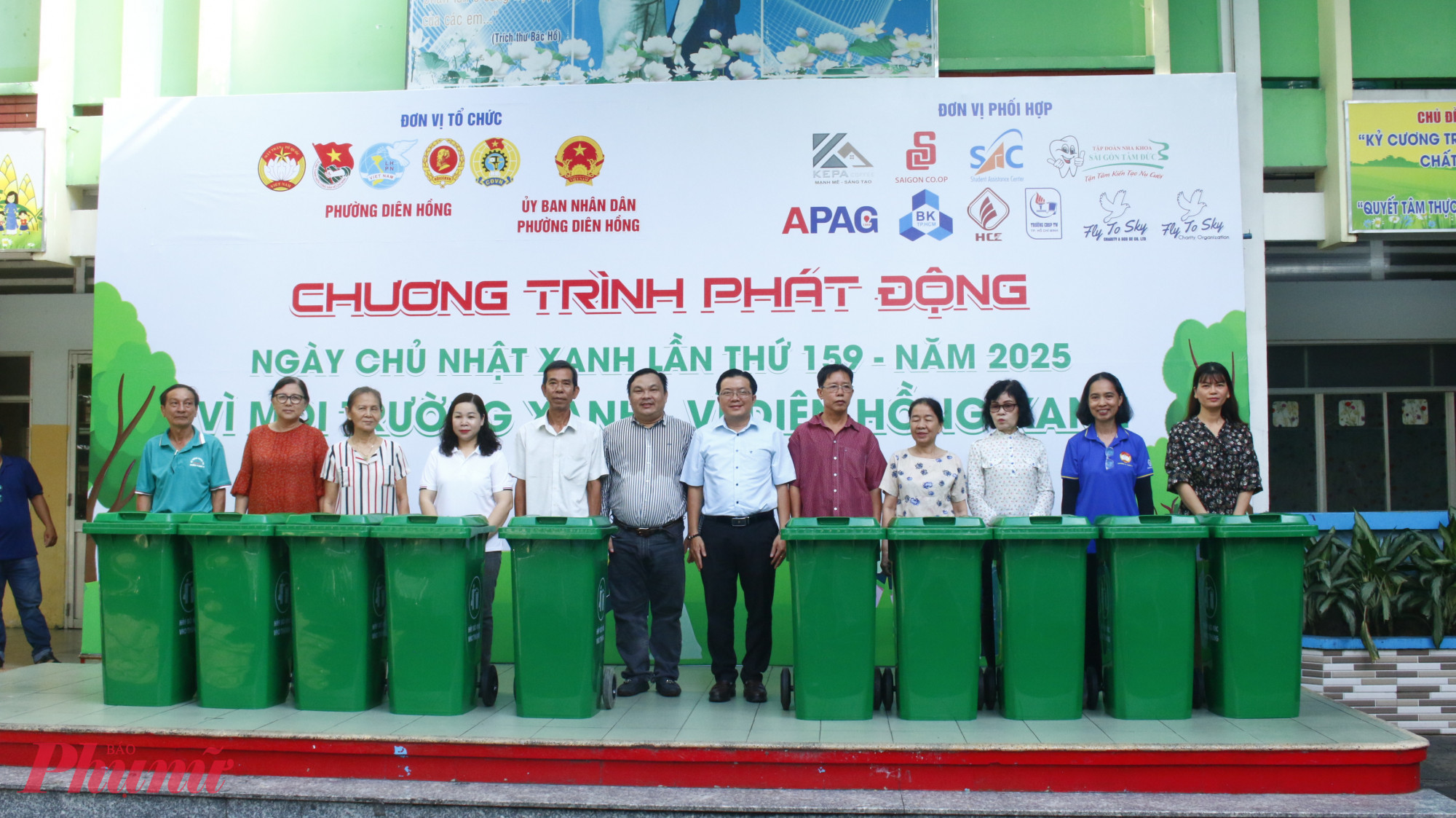 Ông Nguyễn Huy Chiến - Phó bí thư thường trực Đảng ủy phường Diên Hồng và ông Nguyễn Kế Huy - Giám đốc công ty AMA Marketing trao tặng thùng rác đến các khu phố