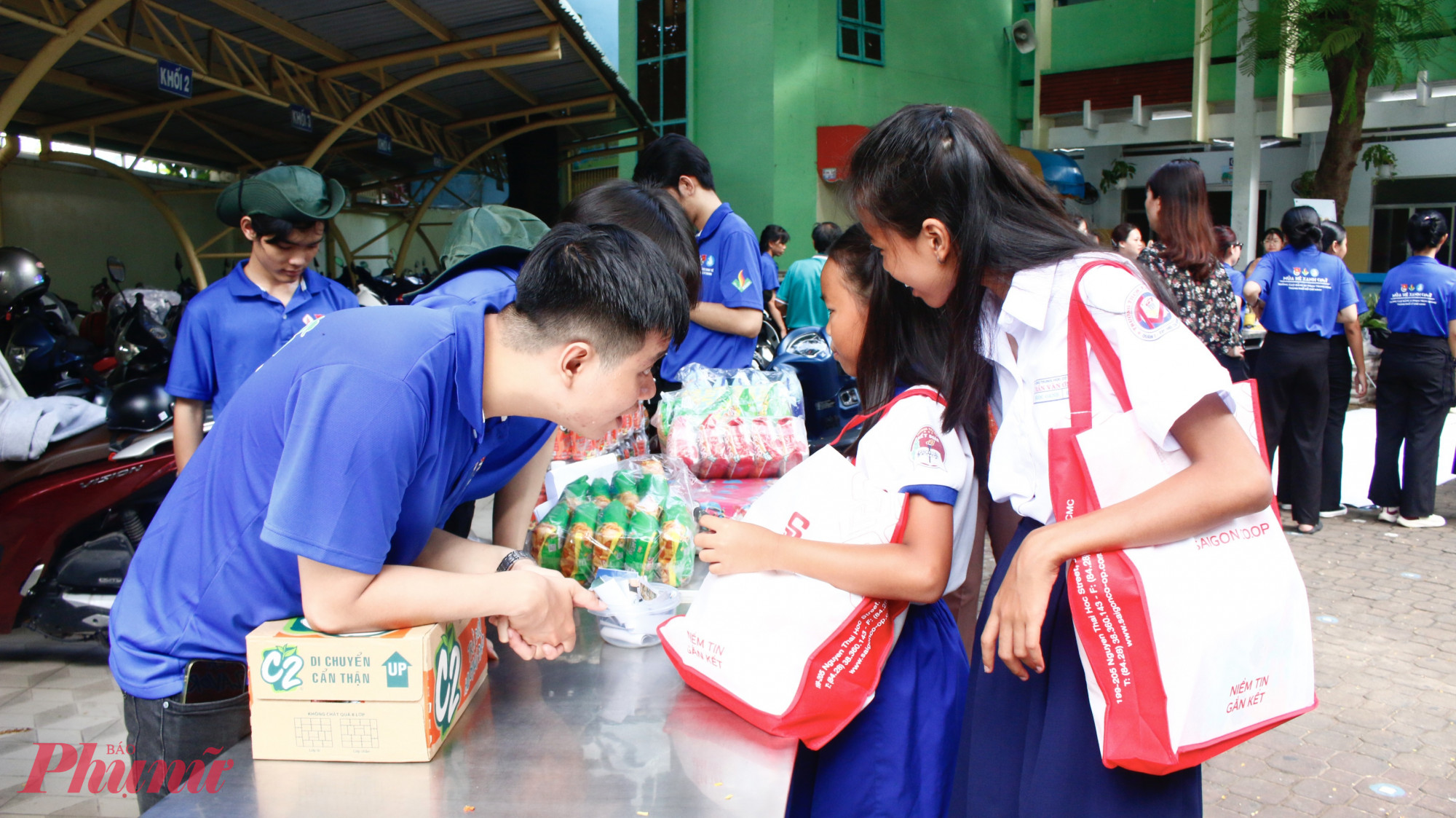 Các bạn đoàn viên, thanh niên phổ biến trò chơi về bảo vệ môi trường đến các em nhỏ