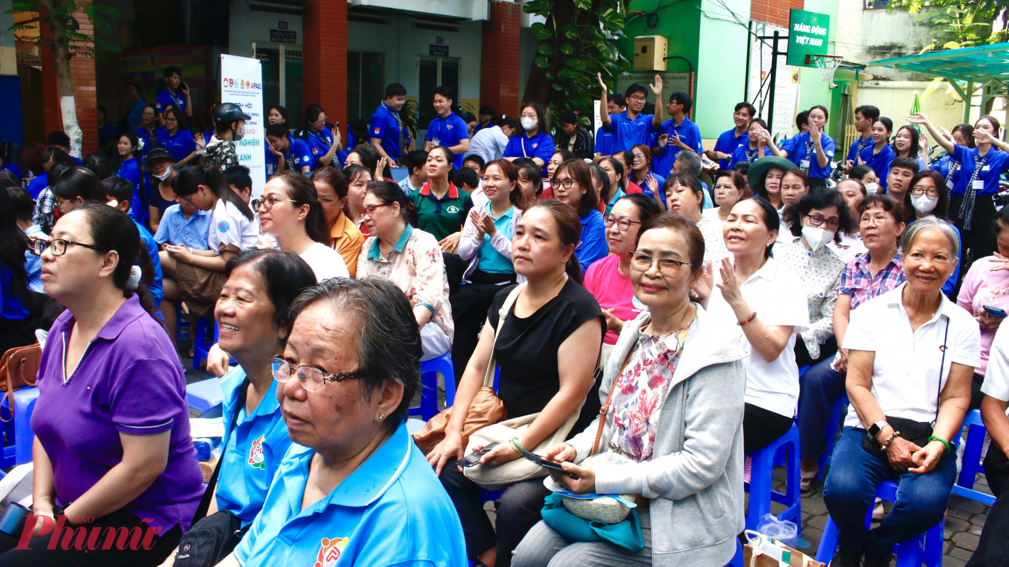 Đông đảo người dân phường Diên Hồng tham gia chương trình Ngày chủ nhật xanh