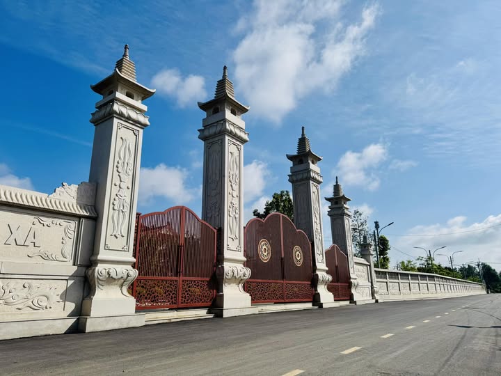 Chùa Phật Cô Đơn rộng 30ha, nổi bật với kiến trúc nguy nga, hòa quyện nét cổ kính và uy nghiêm. Cổng tam quan, tường hoa sen, đài hương, tượng Quan Âm, Phật Thích Ca và chánh điện được bố trí hài hòa. Bên trong chánh điện có nhiều tượng Phật như A Di Đà, Chuẩn Đề, Di Lặc, Địa Tạng… được chạm khắc tinh xảo. Gần tượng Phật Cô Đơn còn có điện thờ Quan Công, tổ sư Thích Thiện Bổn và ông Hổ. Tất cả tạo nên không gian linh thiêng, là điểm đến tâm linh ý nghĩa ở Sài Gòn.