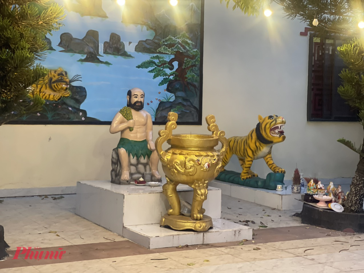Gợi ý lịch trình một ngày khám phá 3 điểm trên: 7g - 11g: Di chuyển đến chùa Phật Cô đơn (điểm A trong bản đồ), viếng chùa - bạn nên tranh thủ đi sớm để tránh kẹt xe. 11g10-14g20: Đến xã Hưng Long (điểm B trên bản đồ), ghé chợ Hưng Long, thưởng thức cá lóc nướng, uống nước mía. Nghỉ trưa. Từ 14g30 - 16g30: Di chuyển đến đình Phú Định (điểm C trên bản đồ), tham quan, tìm hiểu lịch sử đình. Từ 16g40 - 18g: Di chuyển đến phà Phú Định (điểm D trên bản đồ), mua vé qua phà, ngắm hoàng hôn trên sông. 19g: Về đến nhà, kết thúc lịch trình