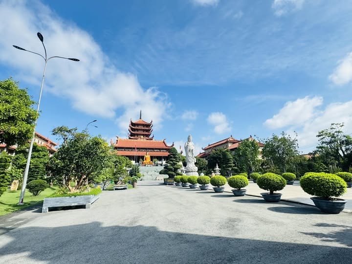 Chùa Phật Cô Đơn, còn được biết đến với tên gọi Chùa Thanh Tâm, nằm ở ấp 3, xã Lê Minh Xuân, huyện Bình Chánh, TPHCM. Sau khi sáp nhập, chùa vẫn giữ nguyên tên gọi Chùa Thanh Tâm và địa chỉ như cũ, là nơi tôn trí Xá lợi Đức Phật trong dịp Đại lễ Phật đản Vesak Liên Hợp Quốc 2025. 
