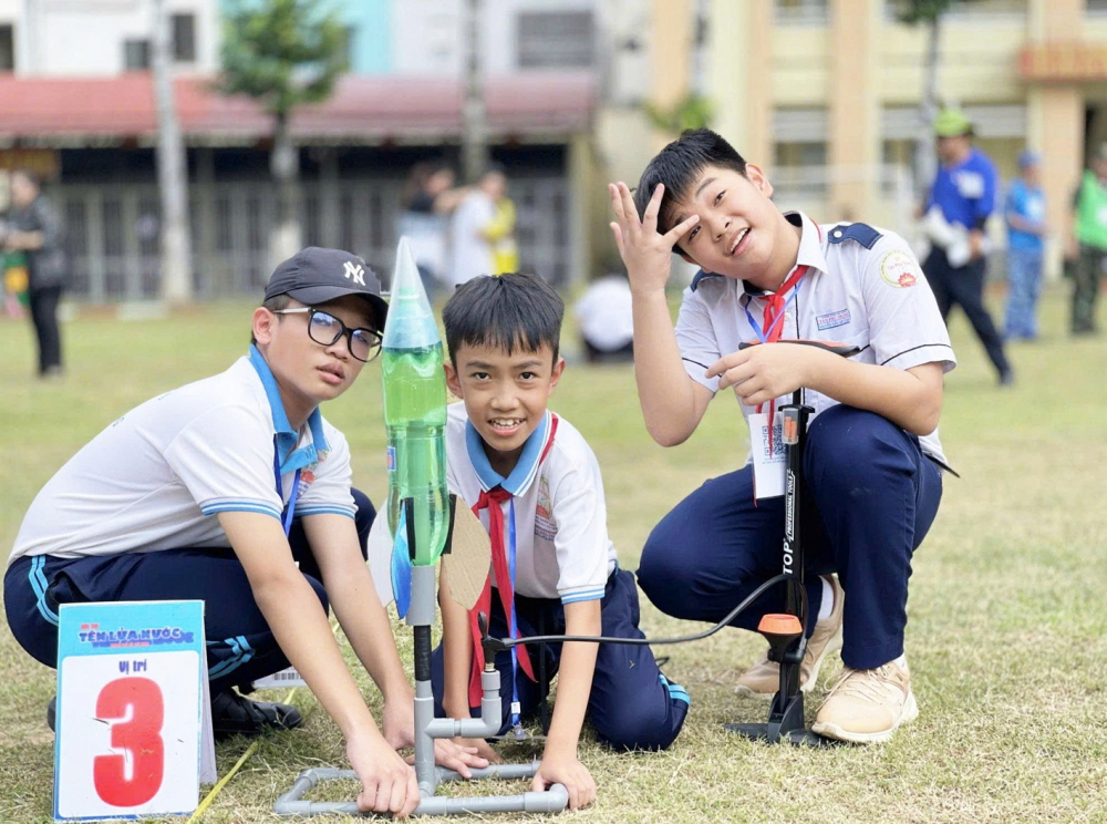 Sau sáp nhập, TPHCM đặt mục tiêu thành trung tâm giáo dục chất lượng cao của châu Á Học sinh tham gia hội thi Tên lửa nước TPHCM năm 2025