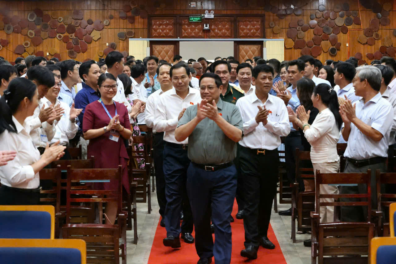Thủ tướng Phạm Minh Chính tiếp xúc cử tri ở TP Cần Thơ. Ảnh: Trung Phạm