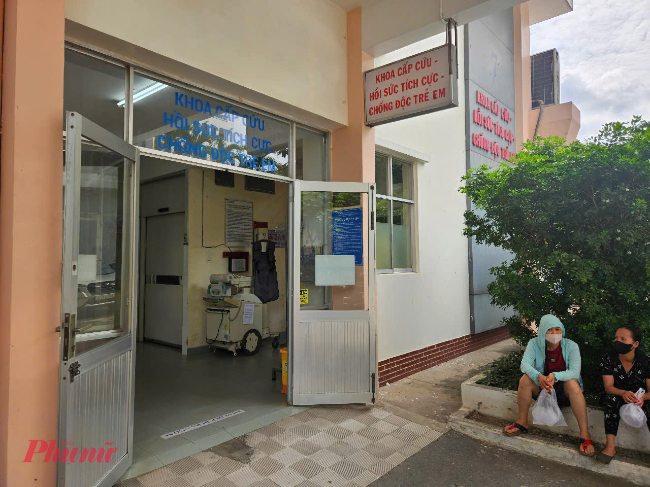 Trẻ lớn mắc sốt xuất huyết: ít triệu chứng, nhiều biến chứng Phụ huynh đợi vào thăm con tại khoa Cấp cứu – hồi sức tích cực – chống độc trẻ em, ảnh Phạm An