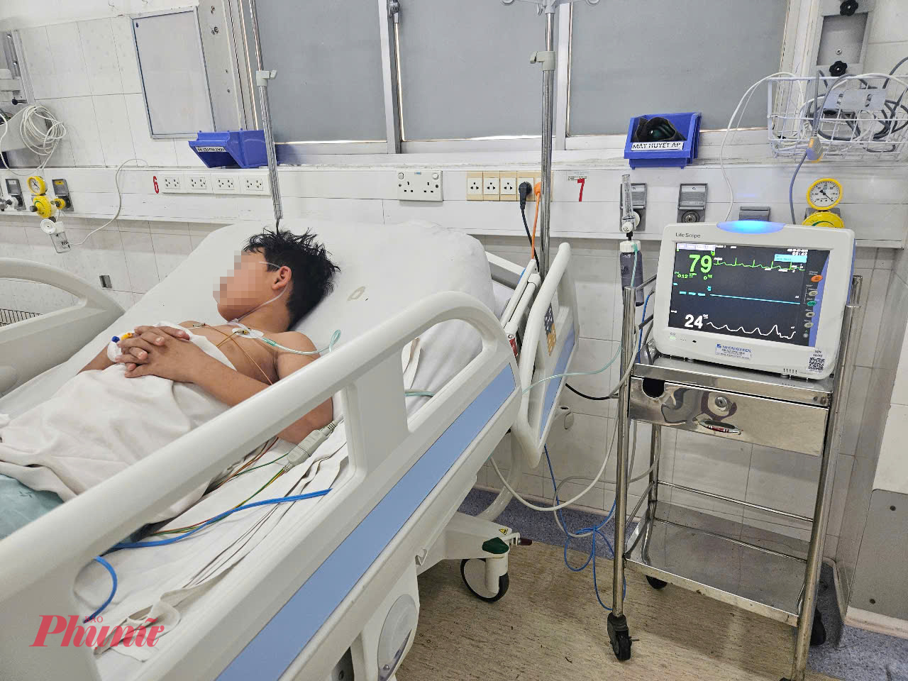 Trẻ lớn mắc sốt xuất huyết: ít triệu chứng, nhiều biến chứng Hiện tại bệnh của em B. đang tiến triển tích cực, kiểm soát được tổn thương gan, sốt xuất huyết dần thoái lui, ảnh Phạm An