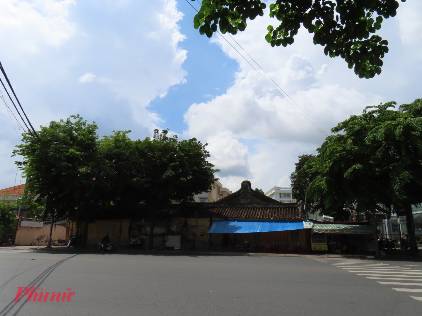 Phường Đức Nhuận: Nơi ôm trọn những địa điểm “bình yên” Nhìn bên ngoài không nhiều người biết đến công trình Phước Kiến nghĩa từ này.Ảnh: H.Nhu