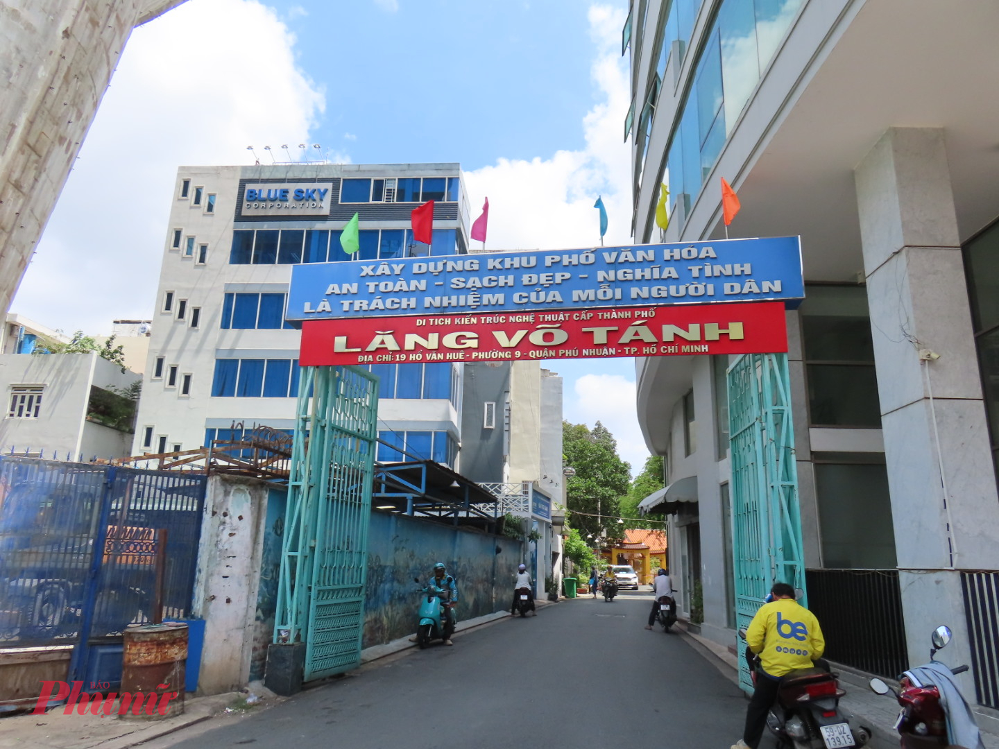 Phường Đức Nhuận: Nơi ôm trọn những địa điểm “bình yên” Đường đi vào lăng Võ Tánh nằm trên đường Hồ Văn Huê- Ảnh:H.Nhu